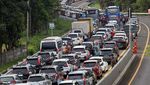 Penampakan Padatnya Lalin Puncak Bogor Saat Libur Waisak