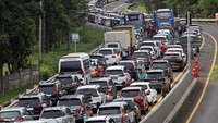 Satlantas Polres Bogor menerapkan rekayasa arus lalu lintas sistem satu arah (one way) dari arah Jakarta menuju Puncak untuk mengurai kemacetan kendaraan. 