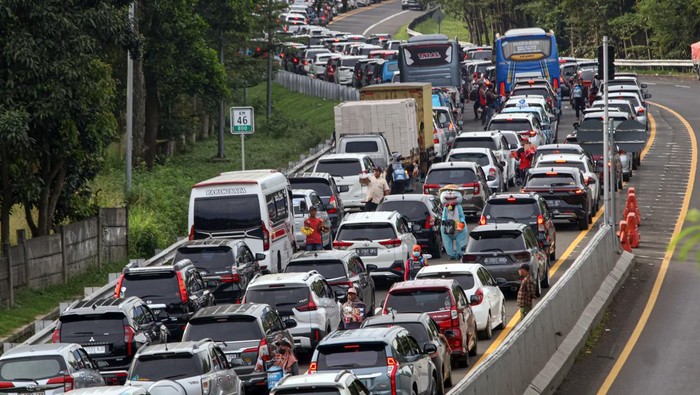 Antrean kendaraan menuju kawasan wisata,  Puncak, Gadog, Kabupaten Bogor, Jawa Barat, Senin (12/5/2025). Pada libur panjang Hari Raya Waisak, cuti bersama serta libur akhir pekan, kawasan wisata Puncak dipadati kendaraan wisatawan sehingga Satlantas Polres Bogor menerapkan rekayasa  arus lalu lintas sistem satu arah (one way) dari arah Jakarta menuju Puncak untuk mengurai kemacetan kendaraan. ANTARA FOTO/Yulius Satria Wijaya/YU