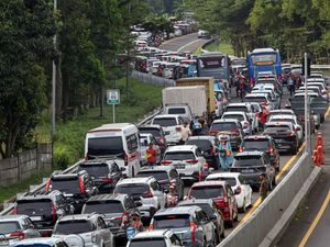Penampakan Padatnya Lalin Puncak Bogor Saat Libur Waisak