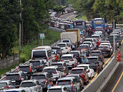 Penampakan Padatnya Lalin Puncak Bogor Saat Libur Waisak