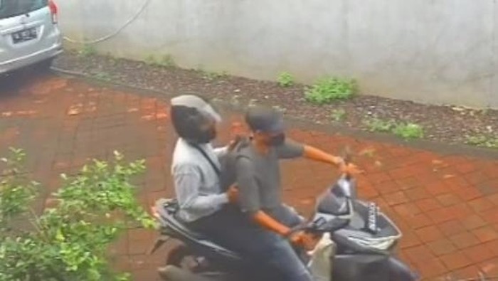 Dua pelaku terekam CCTV kos di Dalung, Badung, saat membawa kabur tas berisi barang curian, Sabtu (10/5/2025).