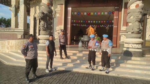 Pengamanan salah satu wihara yang dilakukan Polda Bali, Senin (12/5/2025).