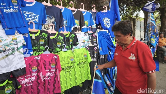 Penjual ragam atribut Persib Bandung