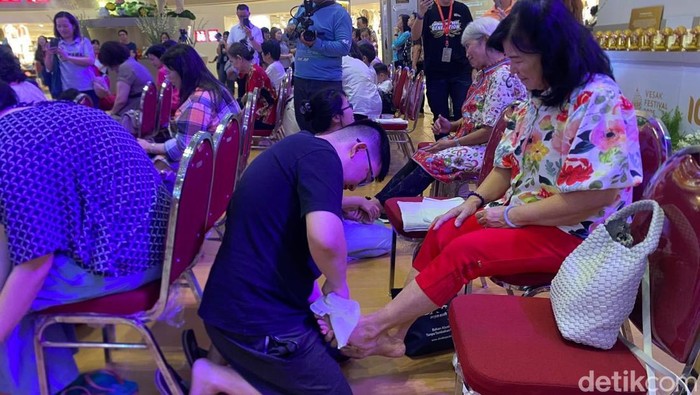 Peringati Hari Raya Waisak dan Ibu Internasional, Puluhan Anak Basuh Kaki Orang Tua