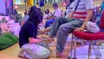 Puluhan Anak Basuh Kaki Orang Tua di Vesak festival Surabaya