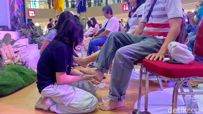 Peringati Hari Raya Waisak dan Ibu Internasional, Puluhan Anak Basuh Kaki Orang Tua Peringati Hari Raya Waisak dan Ibu Internasional, Puluhan Anak Basuh Kaki Orang Tua