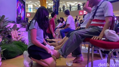 Puluhan Anak Basuh Kaki Orang Tua di Vesak festival Surabaya