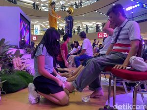 Puluhan Anak Basuh Kaki Orang Tua di Vesak festival Surabaya