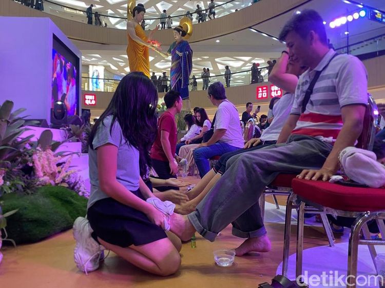 Puluhan Anak Basuh Kaki Orang Tua di Vesak festival Surabaya