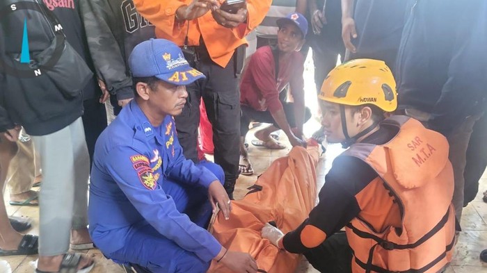 Petugas evakuasi jenazah korban