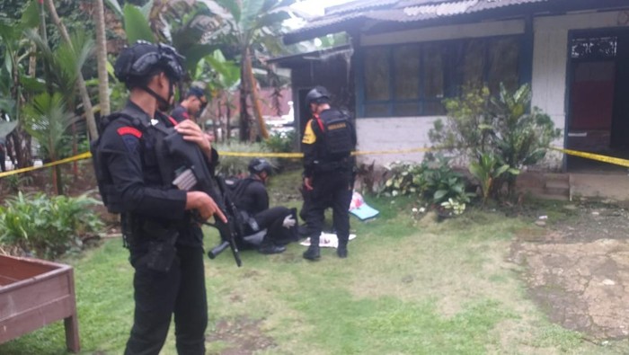 Petugas kepolisian mengamankan lokasi temuan granat dan peluru di sebuah gudah Desa Pengalusan, Kecamatan Mrebet, Kabupaten Purbalingga, Senin (12/5/2025).