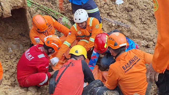 Petugas Tim SAR gabungan saat mencari keberadaan korban longsor di Samarinda.