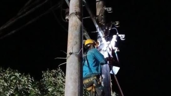 Personel PLN langsung merespons dengan sigap seketika gangguan terjadi dan terus bersiaga pascaaliran listrik di Sulawesi Tenggara daratan dan Luwu Raya, Sulawesi Selatan (Sulsel).