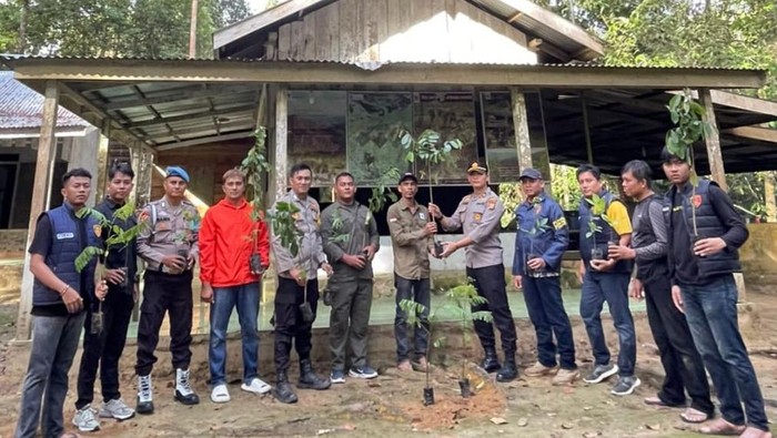 Polisi bersama WWF dan BKSDA melakukan penanaman pohon di Hutan Suaka Mergasatwa.