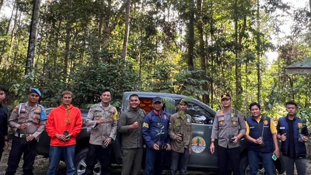 Polisi bersama WWF dan BKSDA melakukan penanaman pohon di Hutan Suaka Mergasatwa.