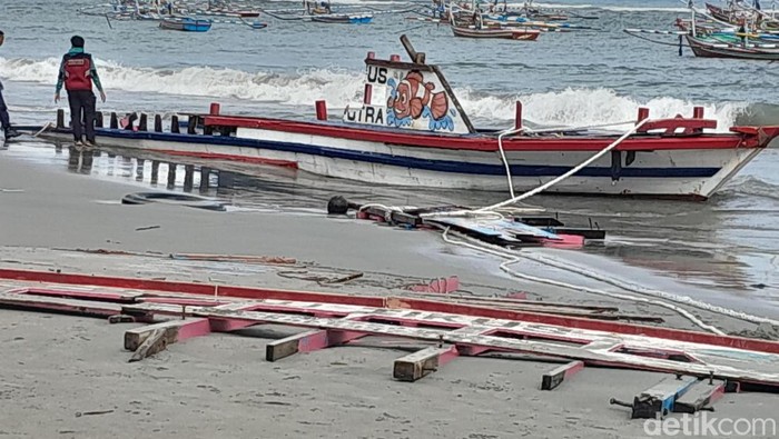 Polisi melakukan olah TKP kapal yang tenggelam di Bengkulu.