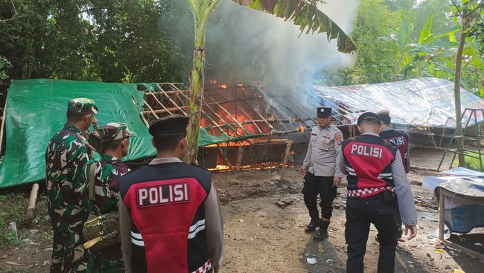 Polres Mojokerto lakukan pembakaran 2 arena judi sabung ayam
