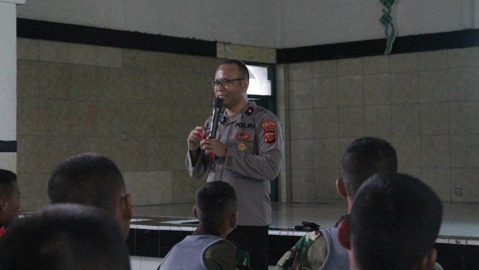 Polres Purwakarta memberikan pemahaman bahaya narkoba kepada siswa di barak TNI