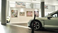 Pameran unik ini menampilkan karya-karya inspiratif dari Ansel Keaden Sutan, seorang seniman muda berusia 14 tahun yang tengah berkembang di ranah seni abstrak dan memiliki perjalanan kreatif yang erat kaitannya dengan kecintaannya pada Porsche. Foto: dok. Porsche Indonesia