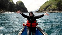 Selain menikmati panorama gugusan pulau dari atas Puncak Kemuning, pengunjung dapat menikmati air laut yang jernih dengan gradasi warna hijau kebiru-biruan.