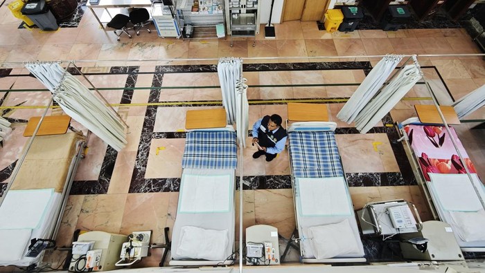 Personel Media Center Haji (MCH) Daker Makkah mengambil gambar instalasi gawat darurat (IGD) di Klinik Kesehatan Haji Indonesia (KKHI) Makkah, Arab Saudi, Kamis (8/5/2025). KKHI yang berada di Makkah dan Madinah merupakan fasilitas pelayanan kesehatan bagi jamaah haji Indonesia yang membutuhkan pelayanan rawat jalan, rawat inap, darurat, unit perawatan intensif, rujukan, pemeriksaan penunjang, pelayanan sanitasi, pelayanan gizi, serta layanan safari wukuf, tanazul dan evakuasi. ANTARA FOTO/Andika Wahyu/rwa.