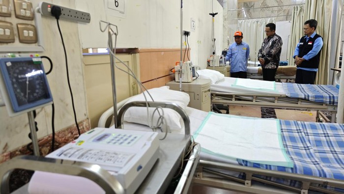 Personel Media Center Haji (MCH) Daker Makkah mengambil gambar instalasi gawat darurat (IGD) di Klinik Kesehatan Haji Indonesia (KKHI) Makkah, Arab Saudi, Kamis (8/5/2025). KKHI yang berada di Makkah dan Madinah merupakan fasilitas pelayanan kesehatan bagi jamaah haji Indonesia yang membutuhkan pelayanan rawat jalan, rawat inap, darurat, unit perawatan intensif, rujukan, pemeriksaan penunjang, pelayanan sanitasi, pelayanan gizi, serta layanan safari wukuf, tanazul dan evakuasi. ANTARA FOTO/Andika Wahyu/rwa.