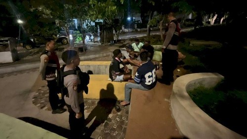 Polisi saat membubarkan sekelompok pemuda yang sedang pesta miras di beberapa lokasi di Kota Kupang, NTT. (Dok. Polresta Kupang Kota).