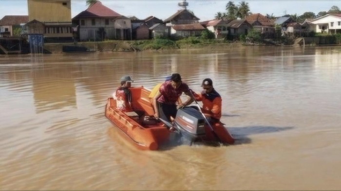 Proses pencarian dua korban yang tenggelam di Sungai Rupit.