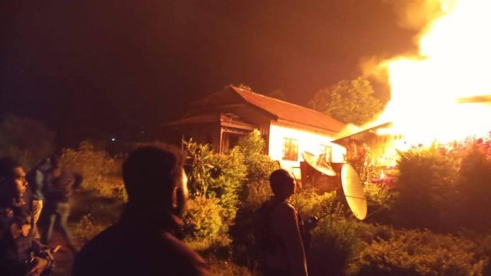 Sebanyak 13 rumah warga dan rumah dinas Pemda Puncak Jaya, Papua Pegunungan, diduga dibakar orang tidak dikenal (OTK).