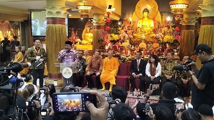 Rano Karno hadiri perayaan Waisak di Jakbar