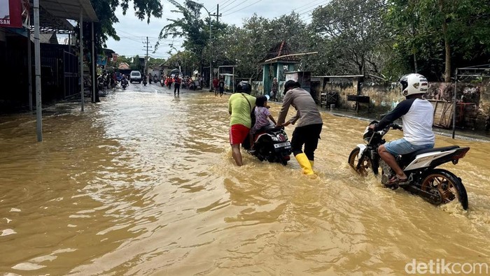Ratusan rumah terendam banjir di Pamekasan Ratusan rumah terendam banjir di Pamekasan