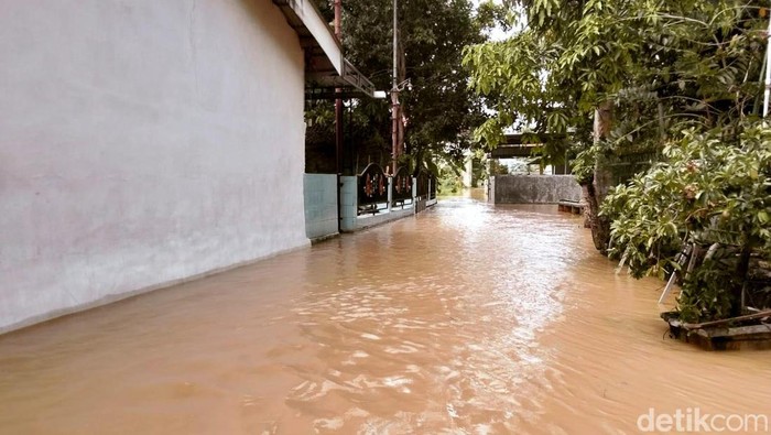 Ratusan rumah terendam banjir di Pamekasan Ratusan rumah terendam banjir di Pamekasan