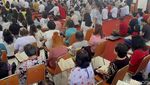 Umat Budha Khidmat Ibadah Waisak di Vihara Surabaya