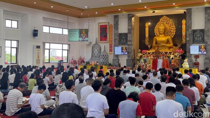 Ratusan Umat Buddha Khidmat dalam Ibadah Hari Raya Waisak di Surabaya