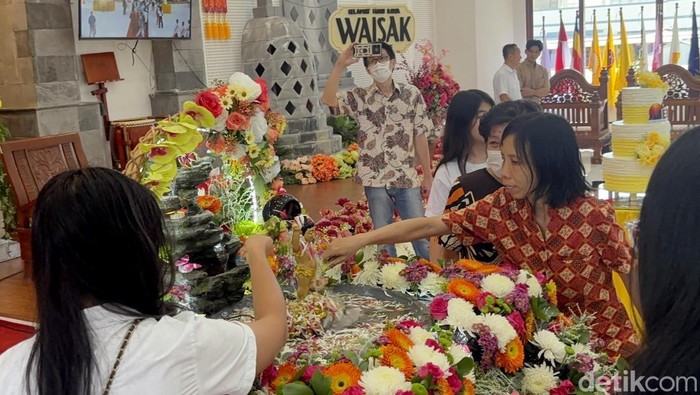 Ratusan Umat Buddha Khidmat dalam Ibadah Hari Raya Waisak di Surabaya