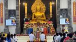 Umat Budha Khidmat Ibadah Waisak di Vihara Surabaya