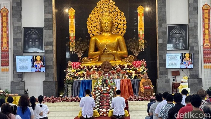 Ratusan Umat Buddha Khidmat dalam Ibadah Hari Raya Waisak di Surabaya Ratusan Umat Buddha Khidmat dalam Ibadah Hari Raya Waisak di Surabaya