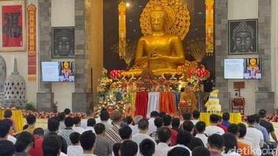 Umat Budha Khidmat Ibadah Waisak di Vihara Surabaya