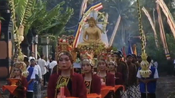 Ratusan umat Buddha menjalankan kirap Rupang mengelilingi Bihara Damma Mukti di Kecamatan Gambiran Banyuwangi