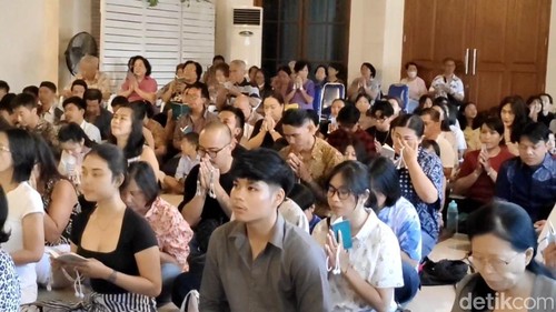 Ratusan umat Buddha Nichiren Shoshu melaksanakan puja di depan altar Gohonzon dalam perayaan Waisak 2569 BE di Vihara Vimalakirti, Mengwi, Badung, Bali, Senin (12/5/2025). (Foto: Agus Eka/detikBali)