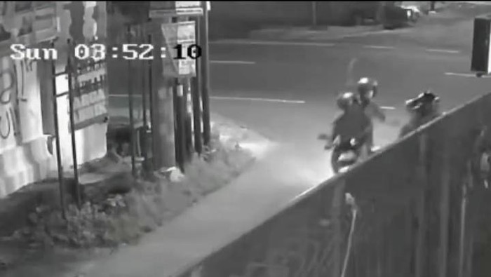Rekaman CCTV menunjukkan pemotor nyaris dibacok pemotor lain di Piyungan, Bantul.