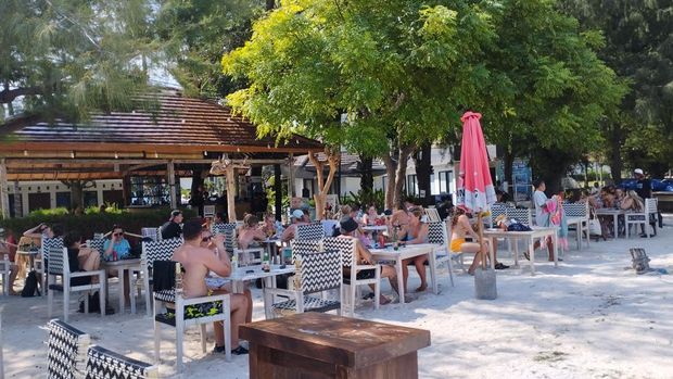 Suasana salah satu restoran di Gili Air, Lombok Utara, NTB, Sabtu (26/4/2025).