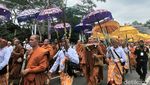 Antusias! Ribuan Warga Padati Rute Kirab Waisak dari Candi Mendut ke Borobudur