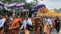 Rombongan biksu saat kirab Waisak pada Senin (12/5/2025) dari Candi Mendut ke Candi Borobudur. Mereka enggak jalan santai lho, tetapi jalan cepat.