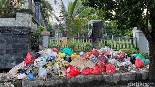 Tumpukan sampah terjadi di jalan Gajah Mada, Amlapura, Senin (12/5/2025). (foto: I Wayan Selamat Juniasa)