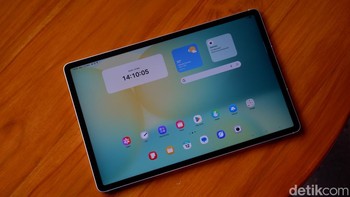 Galaxy Tab S10 FE Plus hadir dalam ukuran 13,1 inch dengan refresh rate 90Hz. Panelnya menggunakan IPS LCD dengan tingkat kecerahana 800 nits. Foto: Adi Fida Rahman/detikINET