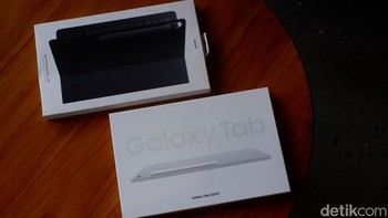 Samsung menghadirkan Galaxy Tab S10 FE Plus dengan case keyboard. Foto: Adi Fida Rahman/detikINET