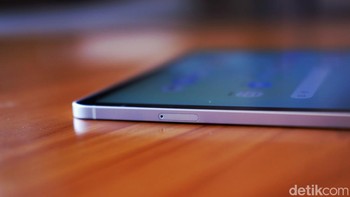 Sementara di sisi kanan atas terdapat slon SIM Card dan MicroSD. Foto: Adi Fida Rahman/detikINET