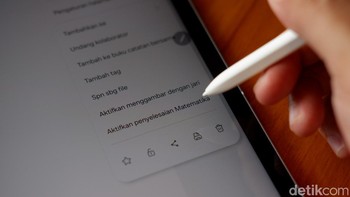Salah satu fitur barunya bisa membantu memecahkan soal matematika hanya dengan menuliskannya di Samsung Notes. Foto: Adi Fida Rahman/detikINET